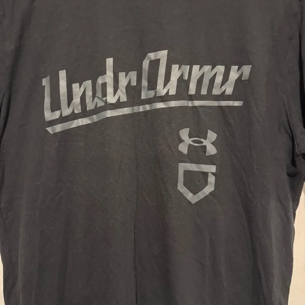NWT Under Armour Men's Black Short Sleeve Graphic Logo Tee Gray Print